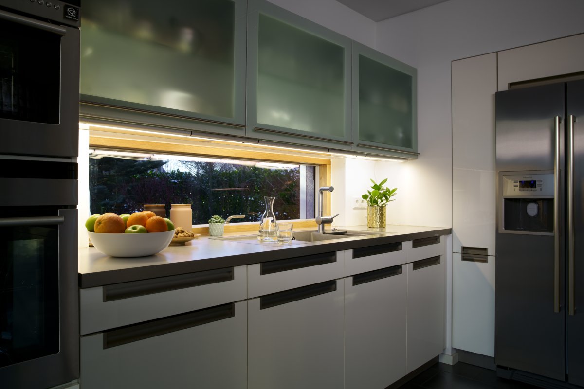 Flat Sensor 12W 3000K 53cm Plata De Ledvance - La l&aacute;mpara est&aacute; equipada con un sensor PIR, por lo que se enciende y se apaga cuando se detectan movimientos en un radio de 5 cm.