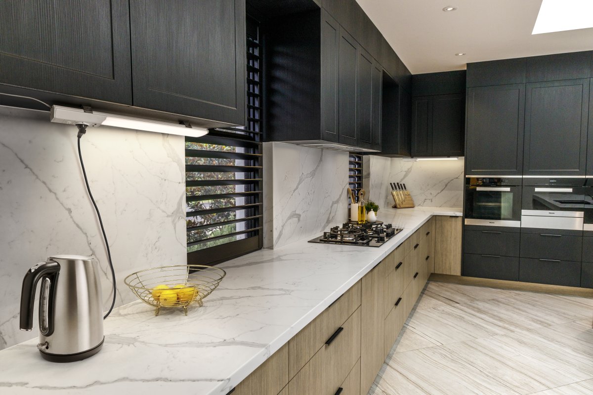 Flat Socket USB 54cm Blanco De Ledvance - Lampan skruvas fast antingen under sk&aring;pet eller i 45&deg; lutning och ansluts sedan med medf&ouml;ljande sladd p&aring; 1,5m och kopplas in i v&auml;gguttag med stickkontakt.