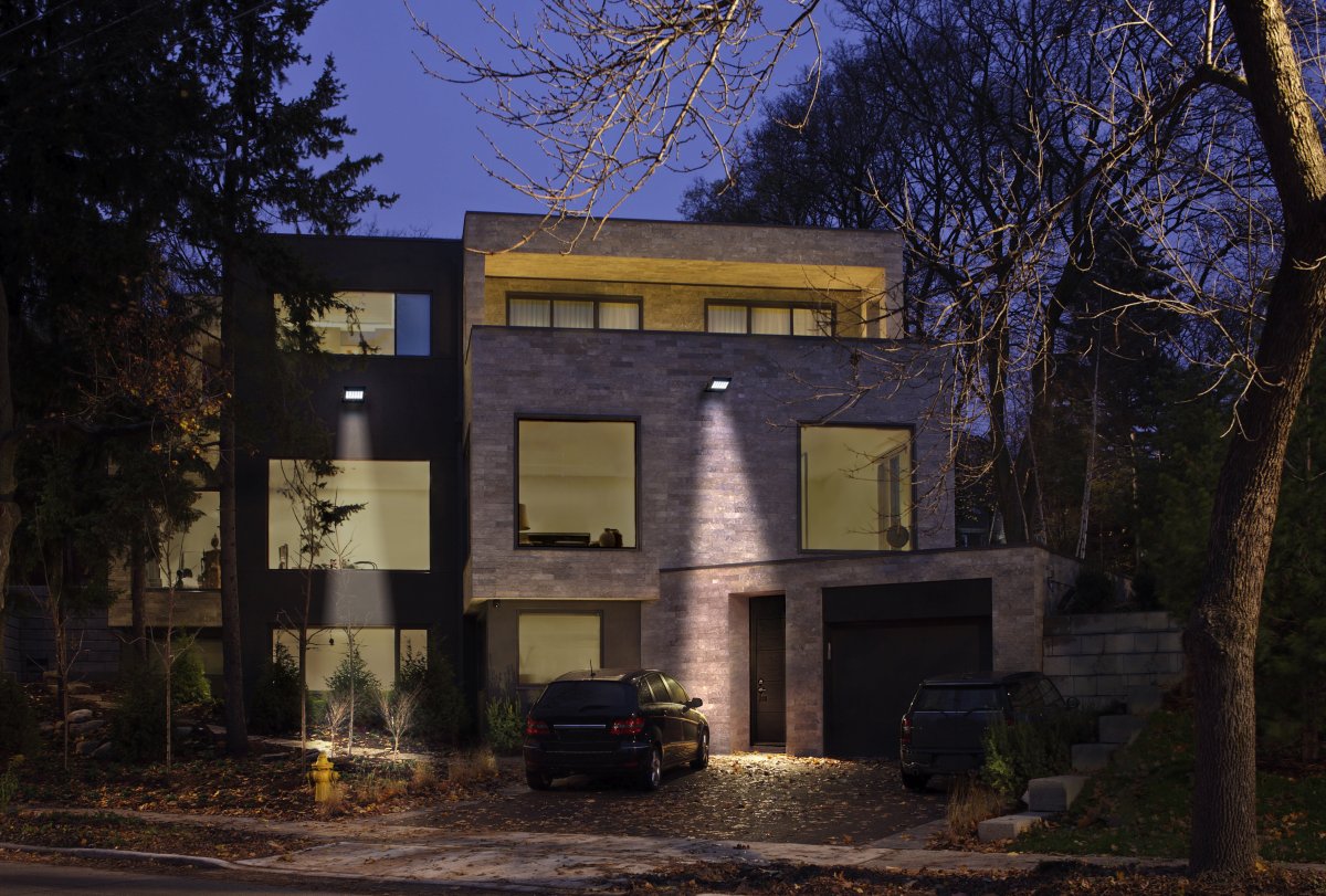 Flood Sensor 10W Negro lámpara solar De Ledvance - El sensor de movimiento PIR incorporado y el sensor de luz diurna encienden automáticamente la lámpara cuando se detecta movimiento en la oscuridad, lo que garantiza la seguridad y la eficiencia energética.