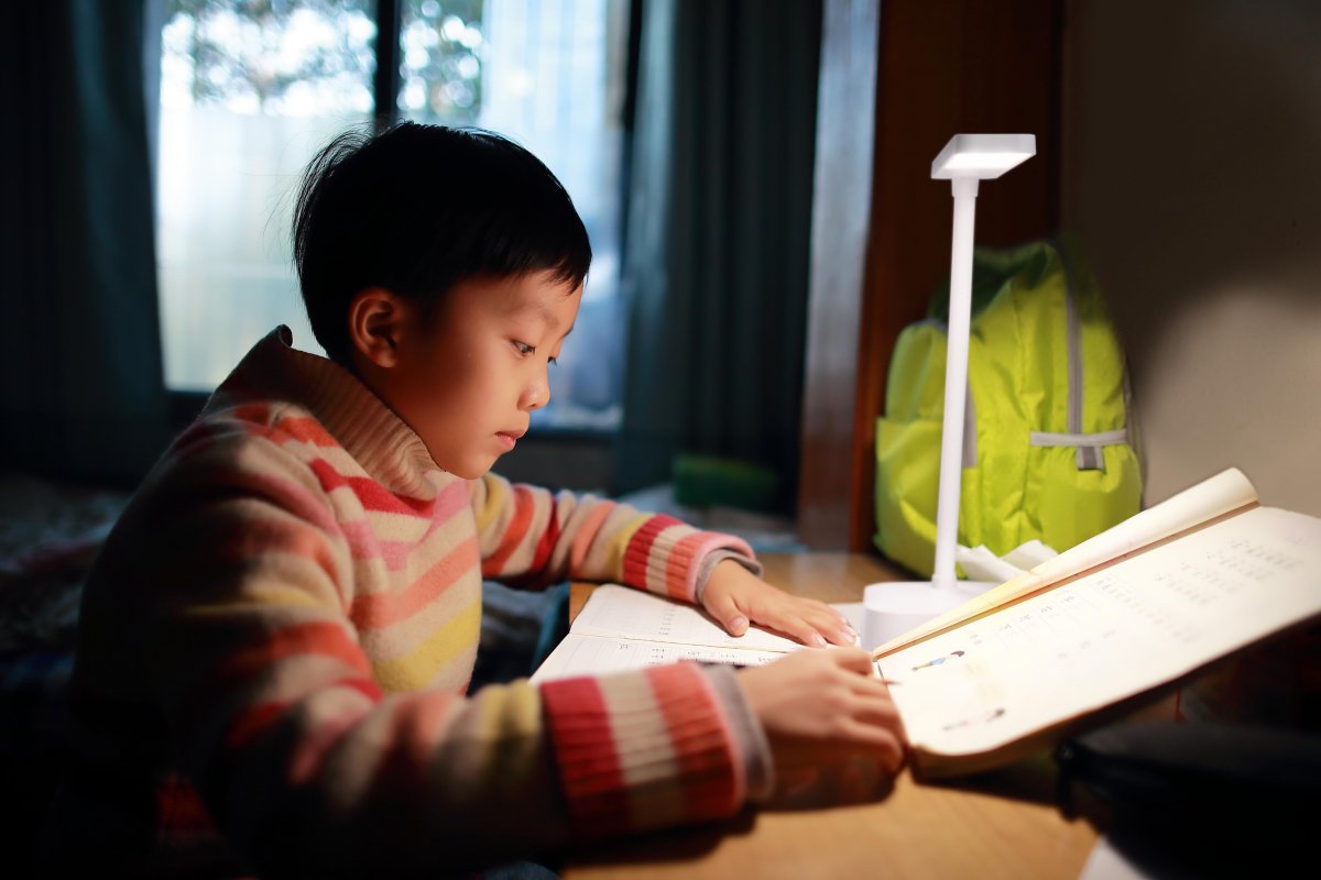 Panan Fold 30cm Blanco portátil De Ledvance - Panan Fold &auml;r en modern bordslampa som dessutom &auml;r portabel.