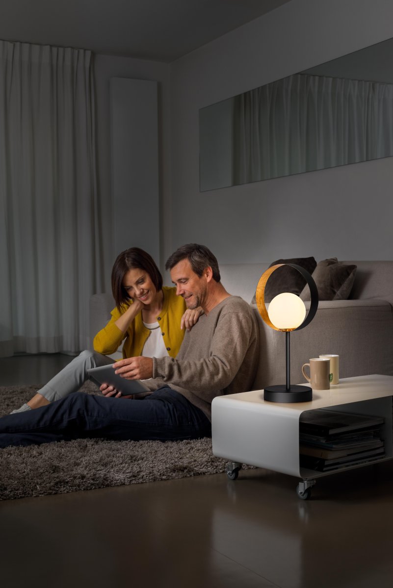 Memphis 36cm Negro lámpara de mesa De Ledvance - La c&uacute;pula esf&eacute;rica de cristal opalino garantiza una fina difusi&oacute;n de la luz.