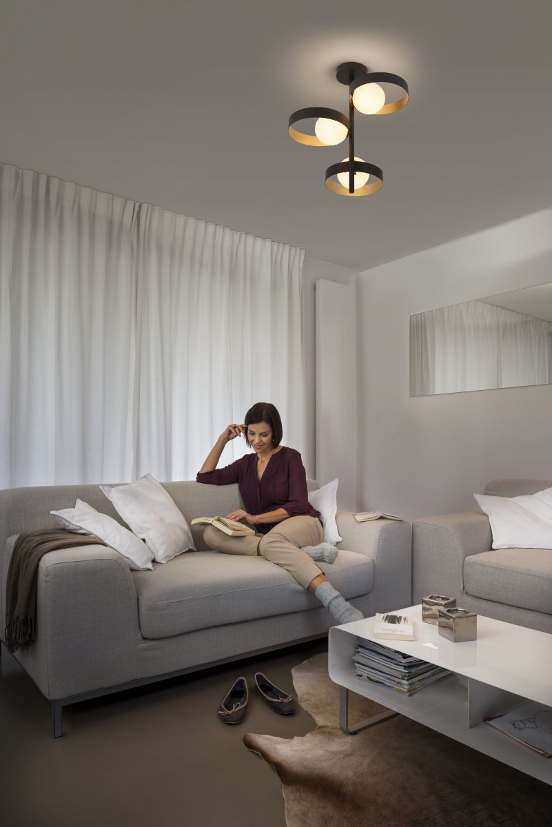 Memphis Ø32 Negro plafón De Osram - Las tres c&uacute;pulas esf&eacute;ricas de cristal opalino garantizan una agradable distribuci&oacute;n de la luz en la estancia.