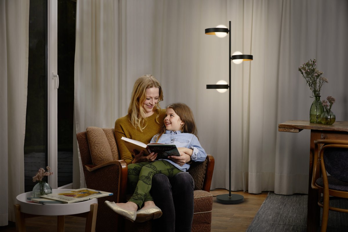 Memphis 3 Negro lámpara de pie De Ledvance - Las tres c&uacute;pulas esf&eacute;ricas de cristal opalino garantizan una agradable distribuci&oacute;n de la luz en la estancia.