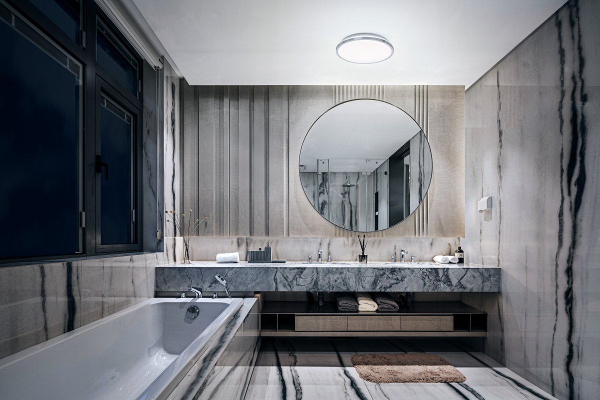 LED Bath Ø30 Cromo lámpara de baño De Osram - F&auml;rgtemperaturen g&aring;r att justera mellan 3000K varmvitt ljus och 4000K kallvitt ljus genom att trycka snabbt tv&aring; g&aring;nger p&aring; din v&auml;ggstr&ouml;mbrytare.