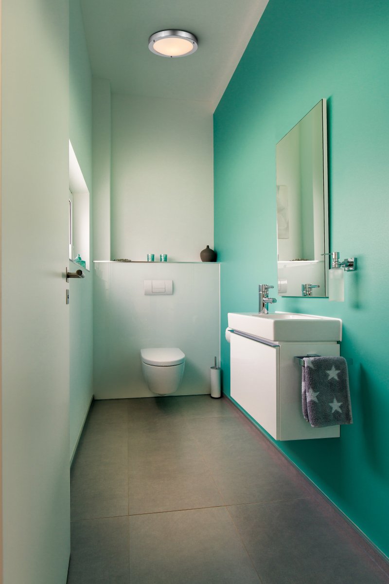 Classic Round Ø30 Cromo lámpara de baño De Ledvance - Sk&auml;rmen i frostat glas ger ett fint och bl&auml;ndfritt ljus i rummet.