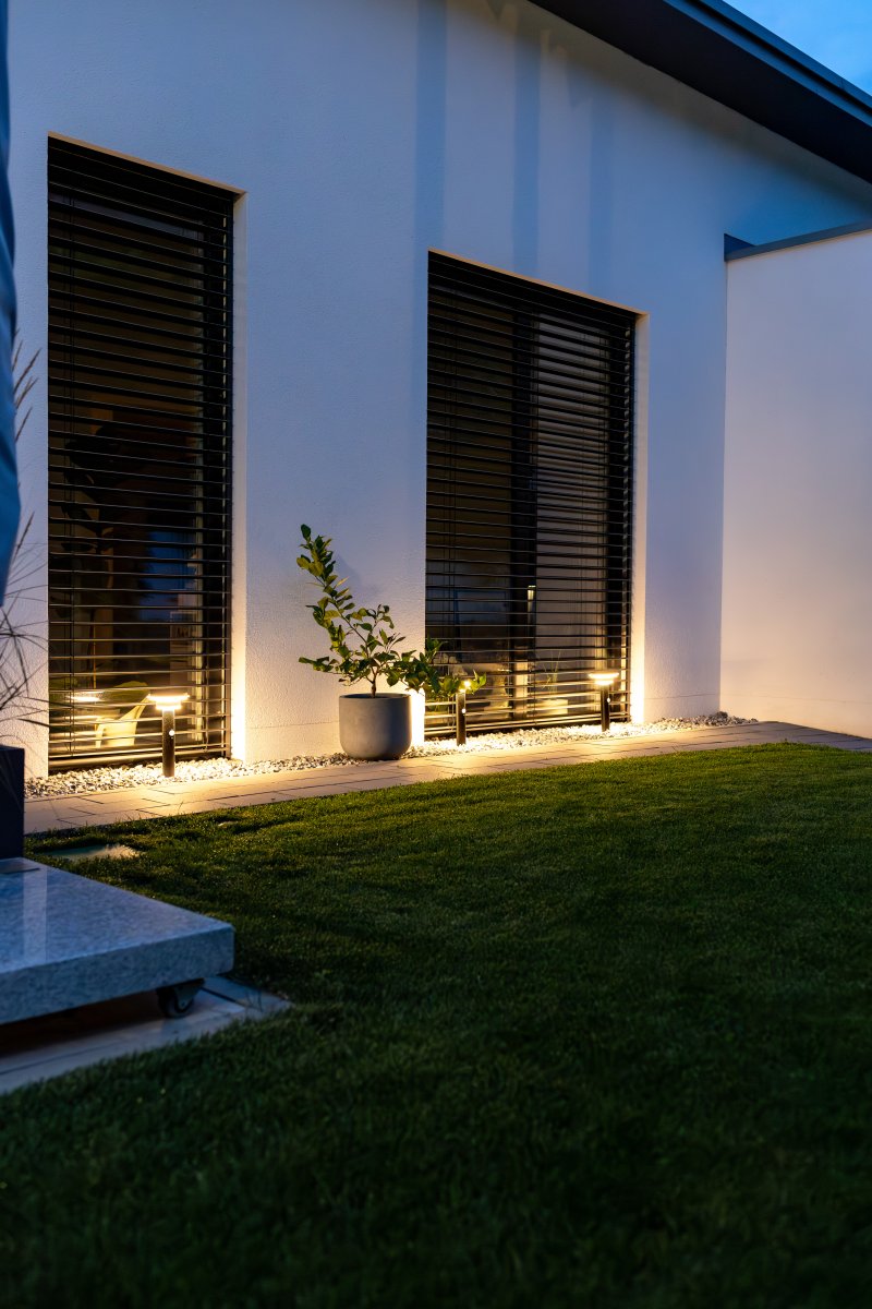 Double Circle Sensor Negro lámpara solar De Ledvance - El sensor de movimiento PIR incorporado y el sensor de luz diurna encienden automáticamente la lámpara cuando se detecta movimiento en la oscuridad, lo que garantiza la seguridad y la eficiencia energética.