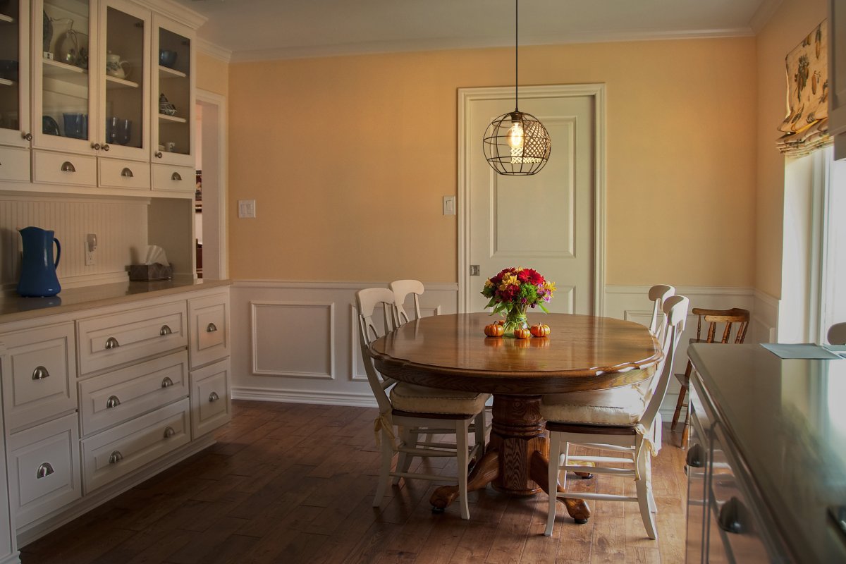 Cage Globe Ø30 Negro Lámpas de techo De Ledvance - La pantalla de metal negro combinada con los detalles de ratán le da a la habitación una hermosa atmósfera.