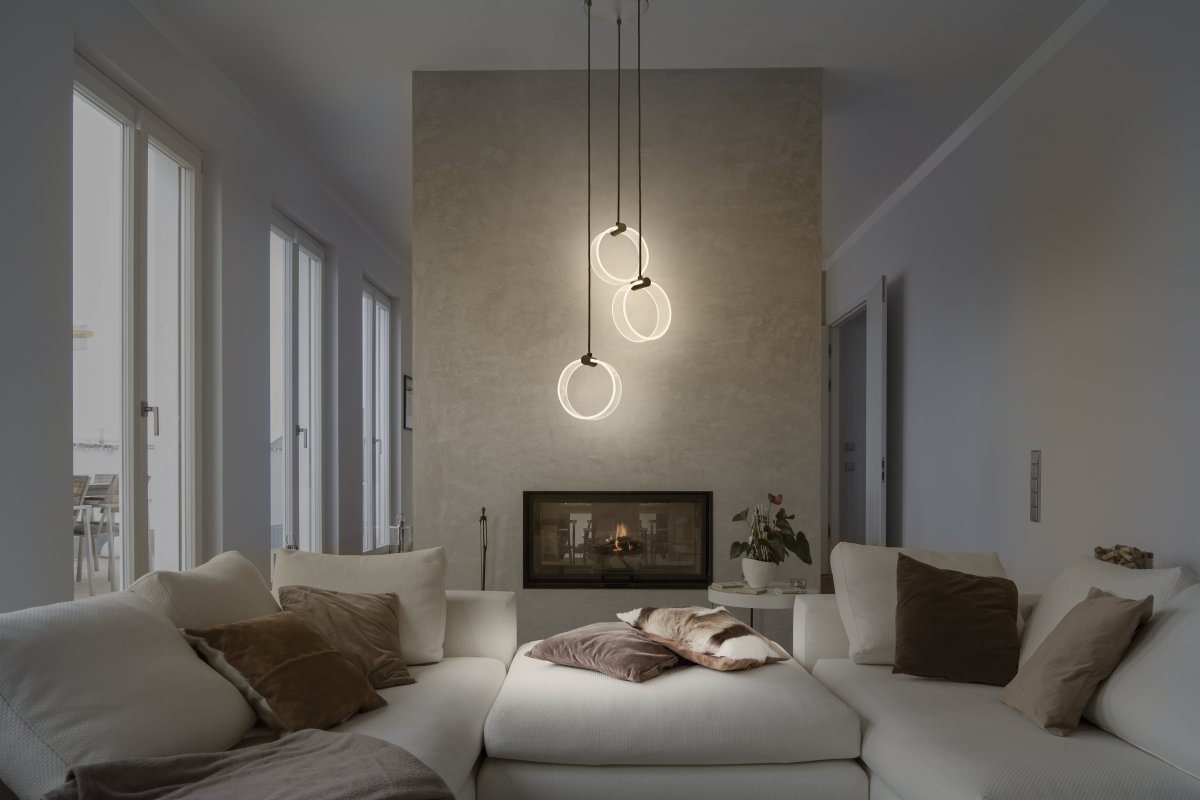 Circle PL Ø30 Negro Lámpas de techo De Osram - En la primera etapa, la l&aacute;mpara brilla en luz blanca c&aacute;lida con 3000K, en la segunda etapa en luz blanca fr&iacute;a con 4200K y en la tercera etapa en 6500K (luz diurna).