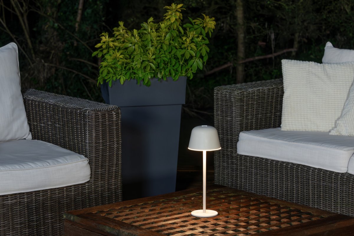 Table USB 30cm Beige portátil De Ledvance - Ofrece una temperatura de color ajustable (2700 K, 4000 K, 6500 K) para crear la atmósfera adecuada y tiene una función de memoria que guarda la última configuración de brillo.