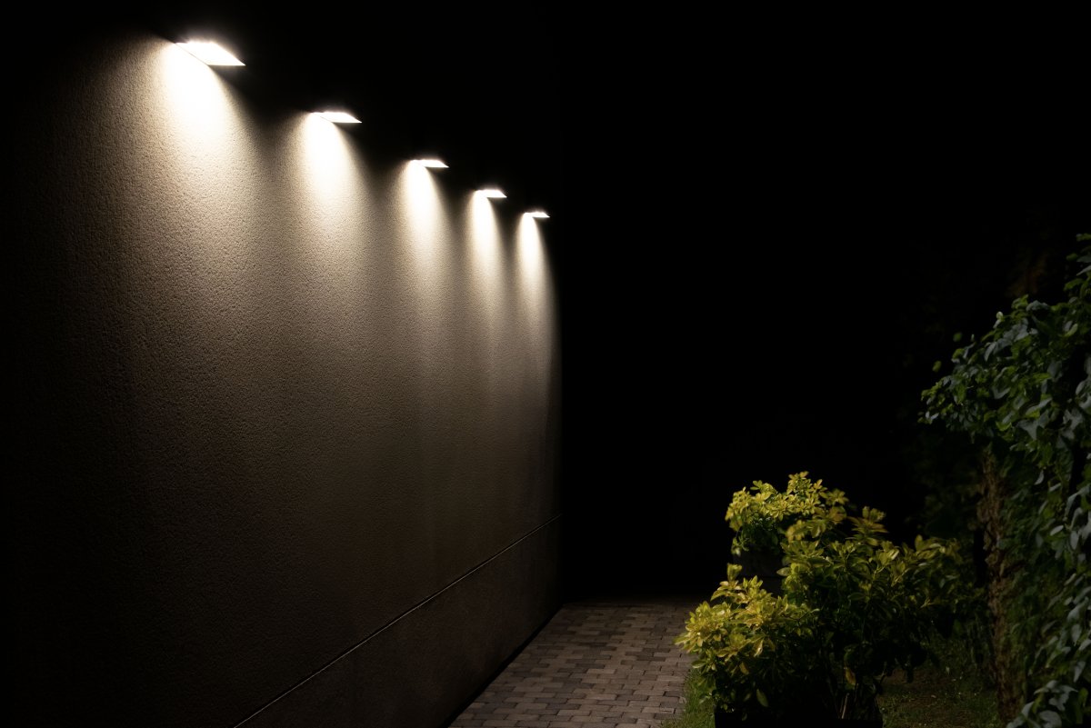 Bricklume Sensor Gris oscuro lámpara solar De Ledvance - El sensor de movimiento PIR incorporado y el sensor de luz diurna encienden automáticamente la lámpara cuando se detecta movimiento en la oscuridad, lo que garantiza la seguridad y la eficiencia energética.