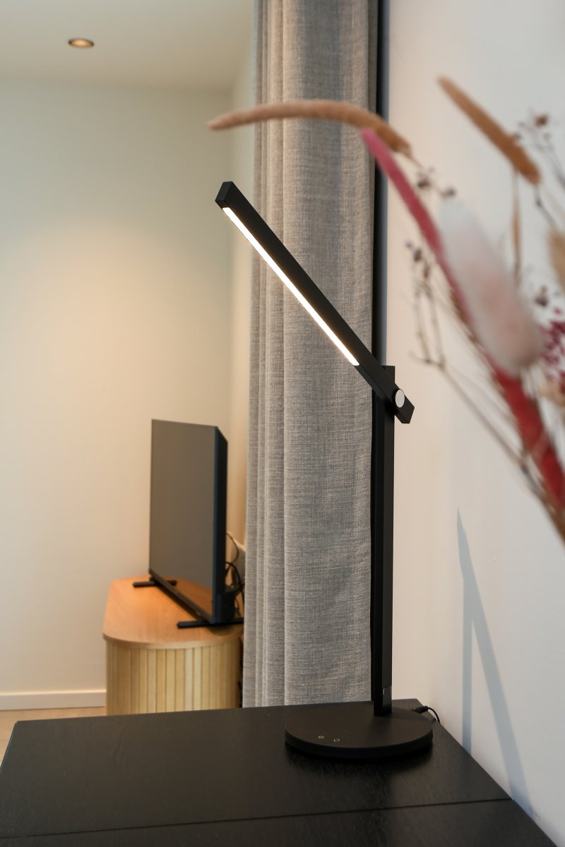 Panan 43cm Negro lámpara de escritorio De Ledvance - B&aring;da ljusstyrkan och f&auml;rgtemperaturen g&aring;r att justera i tre steg med touchbrytaren p&aring; lampfoten.