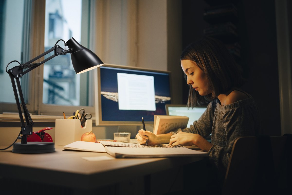 Office Pear 40cm Negro lámpara de escritorio De Ledvance - Armen med tv&aring; leder g&aring;r att vinkla och justera i h&ouml;jd och sidled vilket g&ouml;r det till en flexibel lampa, ut&ouml;ver det har den en vridbar sk&auml;rm f&ouml;r individuell inst&auml;llning av ljuset.