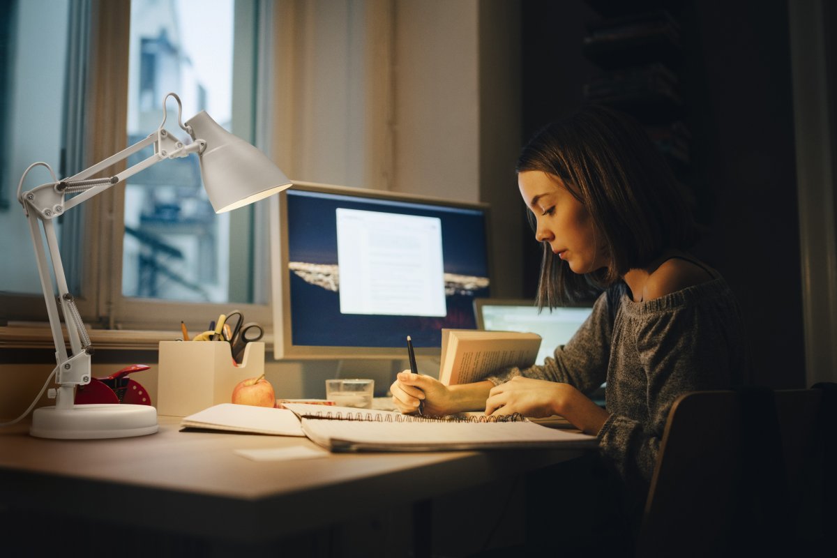 Office Pear 40cm Blanco lámpara de escritorio De Ledvance - Armen med tv&aring; leder g&aring;r att vinkla och justera i h&ouml;jd och sidled vilket g&ouml;r det till en flexibel lampa, ut&ouml;ver det har den en vridbar sk&auml;rm f&ouml;r individuell inst&auml;llning av ljuset.