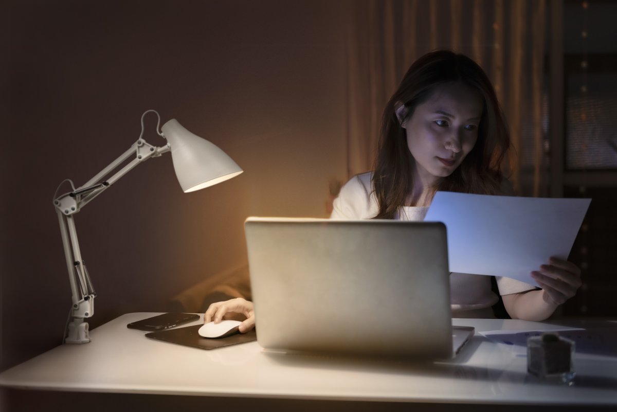 Office Pear Clip Blanco lámpara de pinza De Ledvance - Armen med tv&aring; leder g&aring;r att vinkla och justera i h&ouml;jd och sidled vilket g&ouml;r det till en flexibel lampa, ut&ouml;ver det har den en vridbar sk&auml;rm f&ouml;r individuell inst&auml;llning av ljuset.