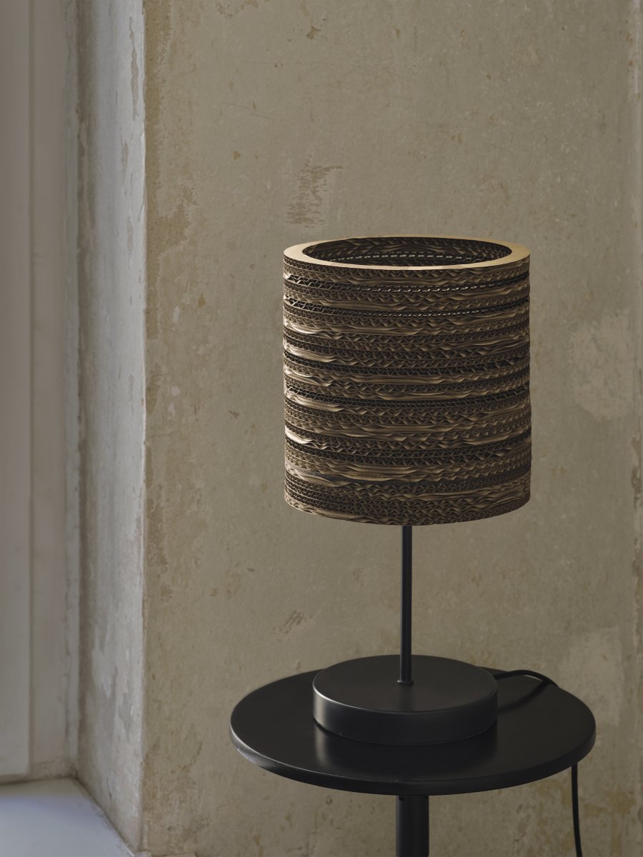 Cardboard Cylinder 38cm Marrón lámpara de mesa De Ledvance - La pantalla, hecha de varias capas de cart&oacute;n, crea un hermoso juego de luz en la habitaci&oacute;n cuando est&aacute; iluminada y contribuye a una atm&oacute;sfera c&aacute;lida y natural.