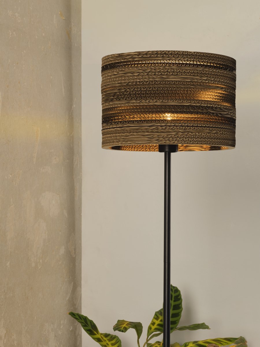 Cardboard Cylinder Marrón lámpara de pie De Osram - La pantalla, hecha de varias capas de cart&oacute;n, crea un hermoso juego de luz en la habitaci&oacute;n cuando est&aacute; iluminada y contribuye a una atm&oacute;sfera c&aacute;lida y natural.