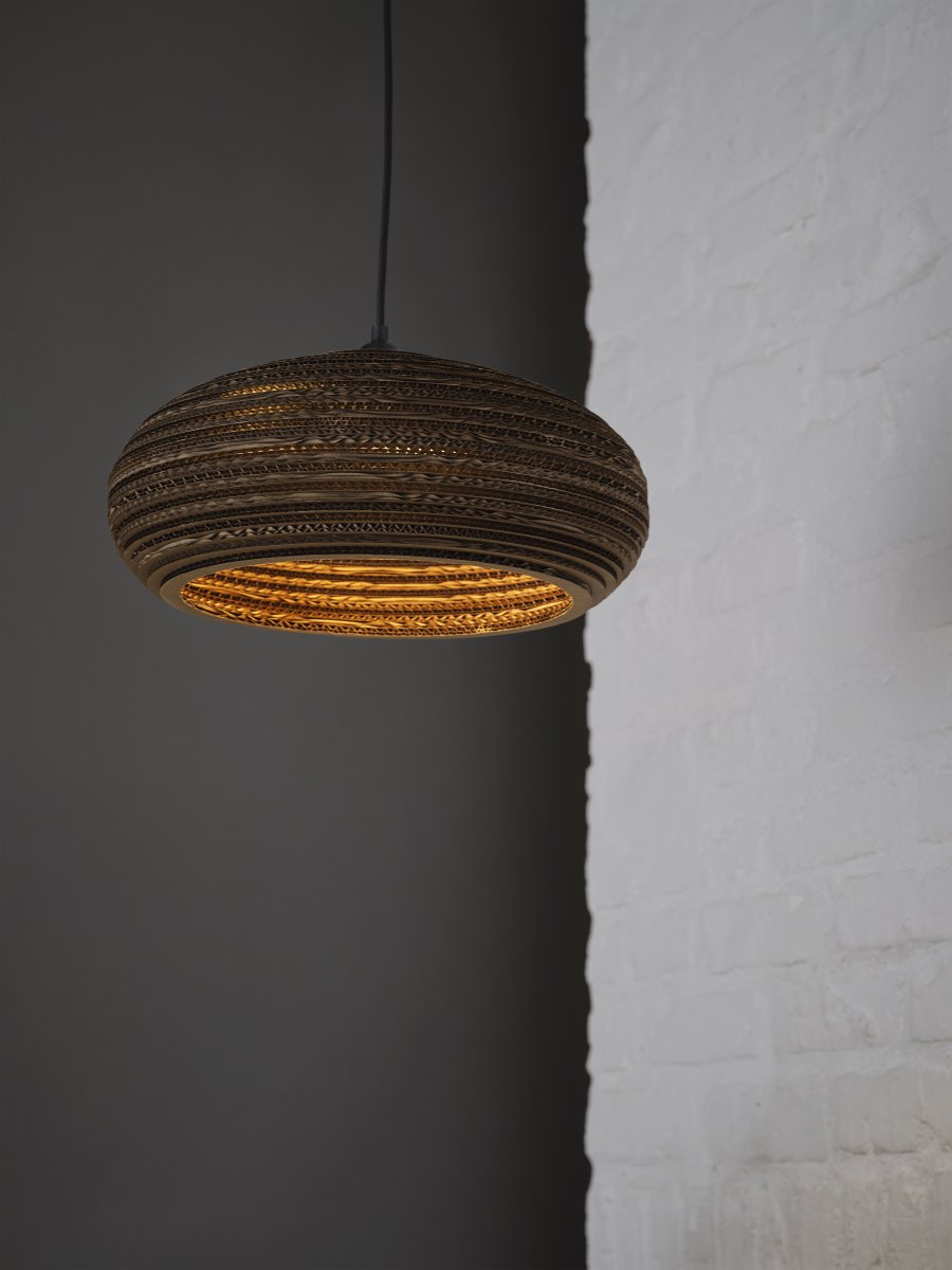 Cardboard drop Ø40 Marrón Lámpas de techo De Ledvance - La pantalla, hecha de varias capas de cartón, crea un hermoso juego de luz en la habitación cuando está iluminada y contribuye a una atmósfera cálida y natural.
