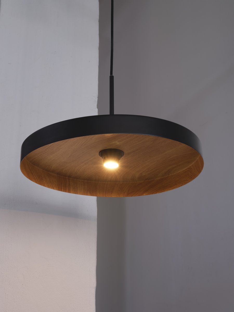 Plate Wood Ø40 Negro Lámpas de techo De Osram - Col&oacute;calo encima de la mesa del comedor o en la sala de estar.
