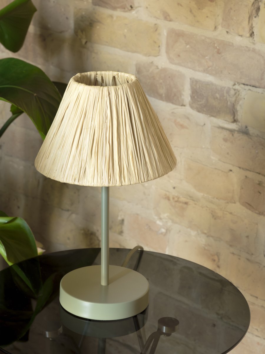 Raffia 33cm Naturaleza lámpara de mesa De Osram - La pantalla de palma de rafia combinada con el metal verde le da a la estancia un ambiente c&aacute;lido y natural.