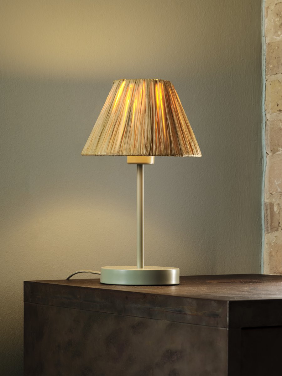 Raffia 33cm Naturaleza lámpara de mesa De Osram - La pantalla de palma de rafia combinada con el metal verde le da a la estancia un ambiente c&aacute;lido y natural.