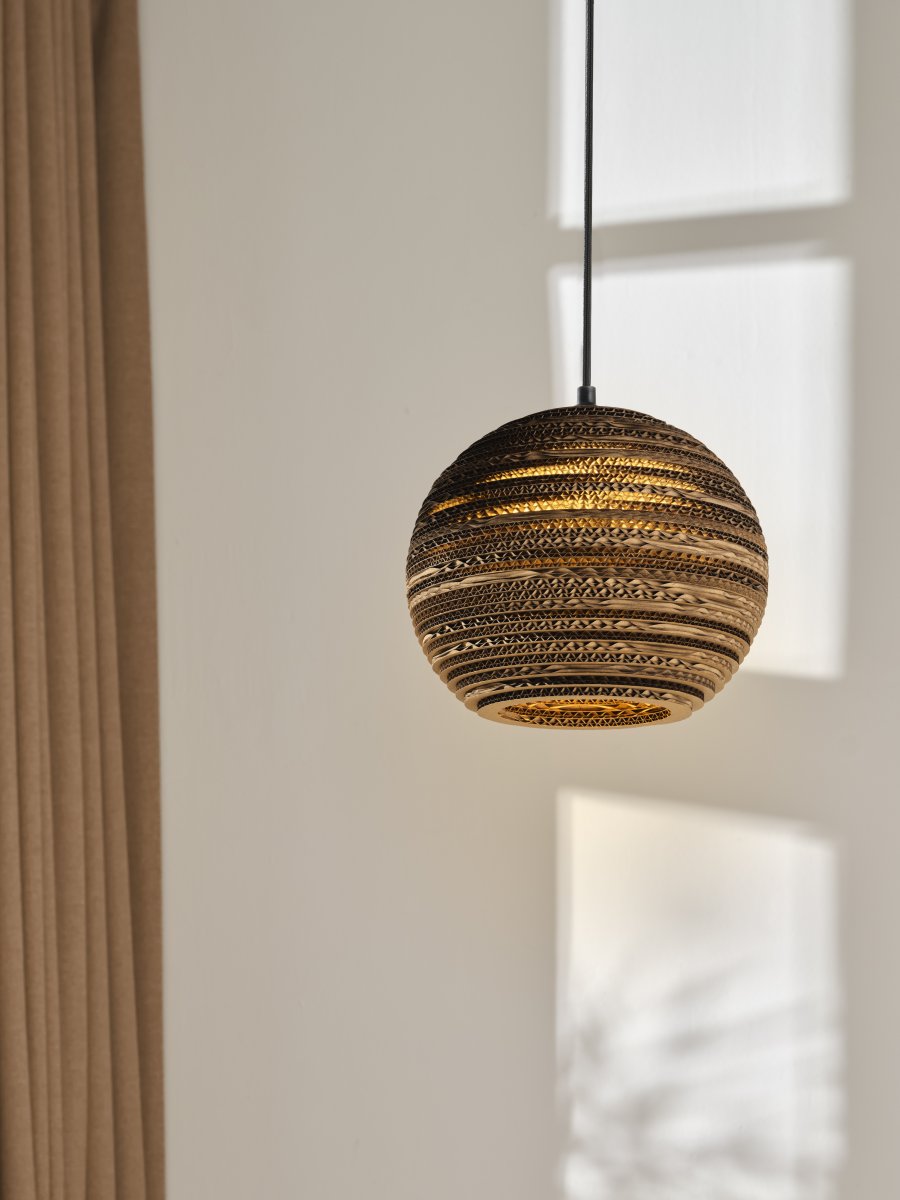 Cardboard Ball Ø26 Marrón Lámpas de techo De Osram - La pantalla redonda hecha de varias capas de cart&oacute;n crea un hermoso juego de luz en la habitaci&oacute;n cuando est&aacute; iluminada y contribuye a una atm&oacute;sfera c&aacute;lida y natural.