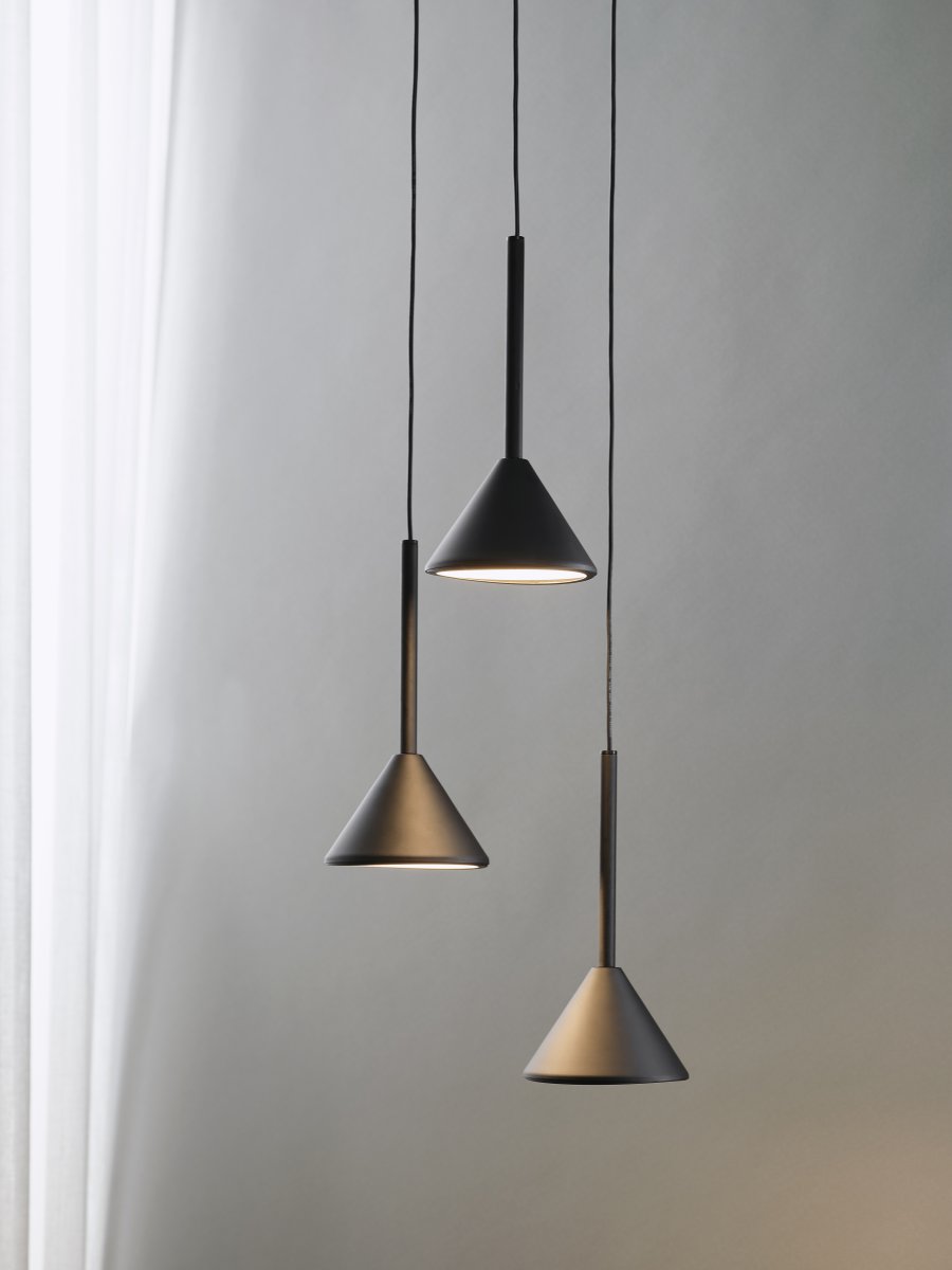 Fuji Ø30 Negro Lámpas de techo De Ledvance - De konformade sk&auml;rmarna ger ett bl&auml;ndfritt ljus ner&aring;t p&aring; 990lm och 3000K varmvitt ljus.