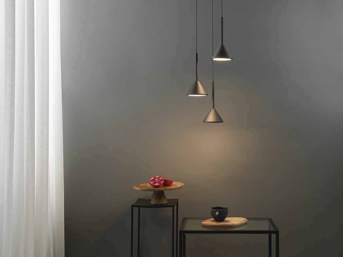 Fuji Ø30 Negro Lámpas de techo De Ledvance - De konformade sk&auml;rmarna ger ett bl&auml;ndfritt ljus ner&aring;t p&aring; 990lm och 3000K varmvitt ljus.