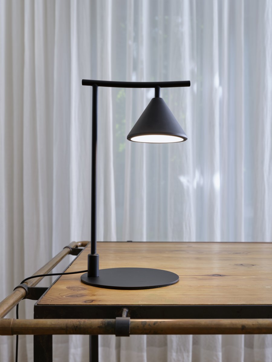 Fuji 40cm Negro lámpara de mesa De Ledvance - Fuji &auml;r en stilren bordslampa med tidl&ouml;sa former.