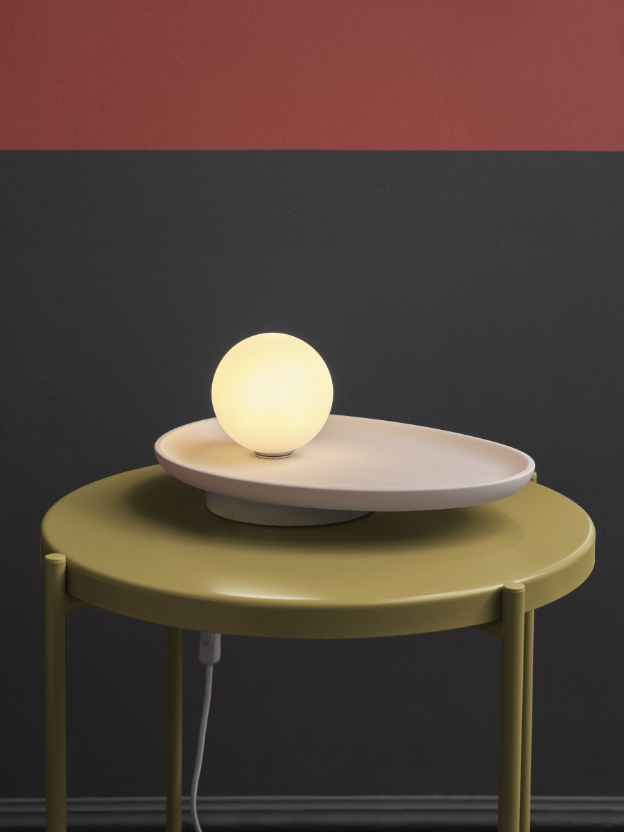 Plaster Nest 14cm Blanco lámpara de mesa De Ledvance - Glaskupan i opal som omfamnar ljusk&auml;llan skapar ett fint och bl&auml;ndfritt ljus i rummet.