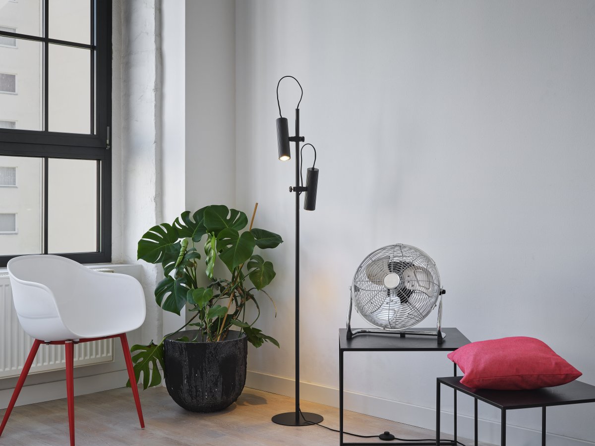 Drums Negro lámpara de pie De Ledvance - Viene con cable de 1,8 m, interruptor de encendido y enchufe.