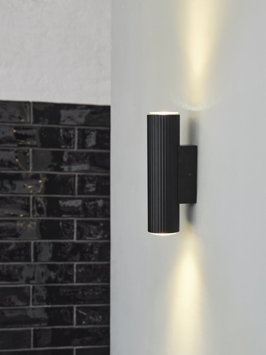 Drums 20cm Negro lámpara de pared De - La superficie acanalada de color negro mate en combinaci&oacute;n con la fina distribuci&oacute;n de la luz hacia abajo y hacia arriba en la pared le da a la habitaci&oacute;n elegancia.