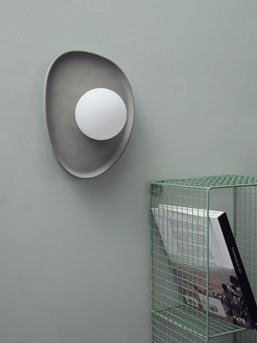 Concrete Nest 26cm Gris lámpara de pared De Ledvance - Glaskupan i opal som omfamnar ljusk&auml;llan skapar ett fint och bl&auml;ndfritt ljus i rummet.
