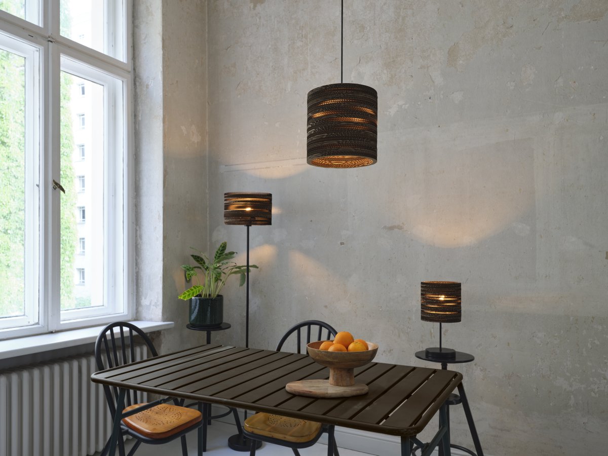 Cardboard Cylinder Ø25 Marrón Lámpas de techo De Ledvance - La pantalla, hecha de varias capas de cartón, crea un hermoso juego de luz en la habitación cuando está iluminada y contribuye a una atmósfera cálida y natural.