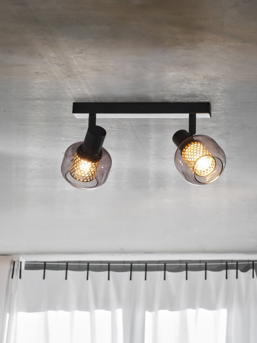 Firefly 2 Negro foco de techo De Osram - De r&ouml;rliga spotlightsen med sk&auml;rmar av gr&aring;tonat glas i kombination med de guldiga detaljh&ouml;ljet som omfamnar ljusk&auml;llorna bidrar med en elegans till rummet.