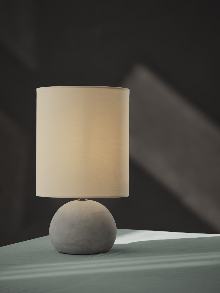Impact 38cm Gris lámpara de mesa De Ledvance - Lampfoten i betong och den beiga sk&auml;rmen skapar ett jordn&auml;ra intryck och ger en fin ljusspridning.