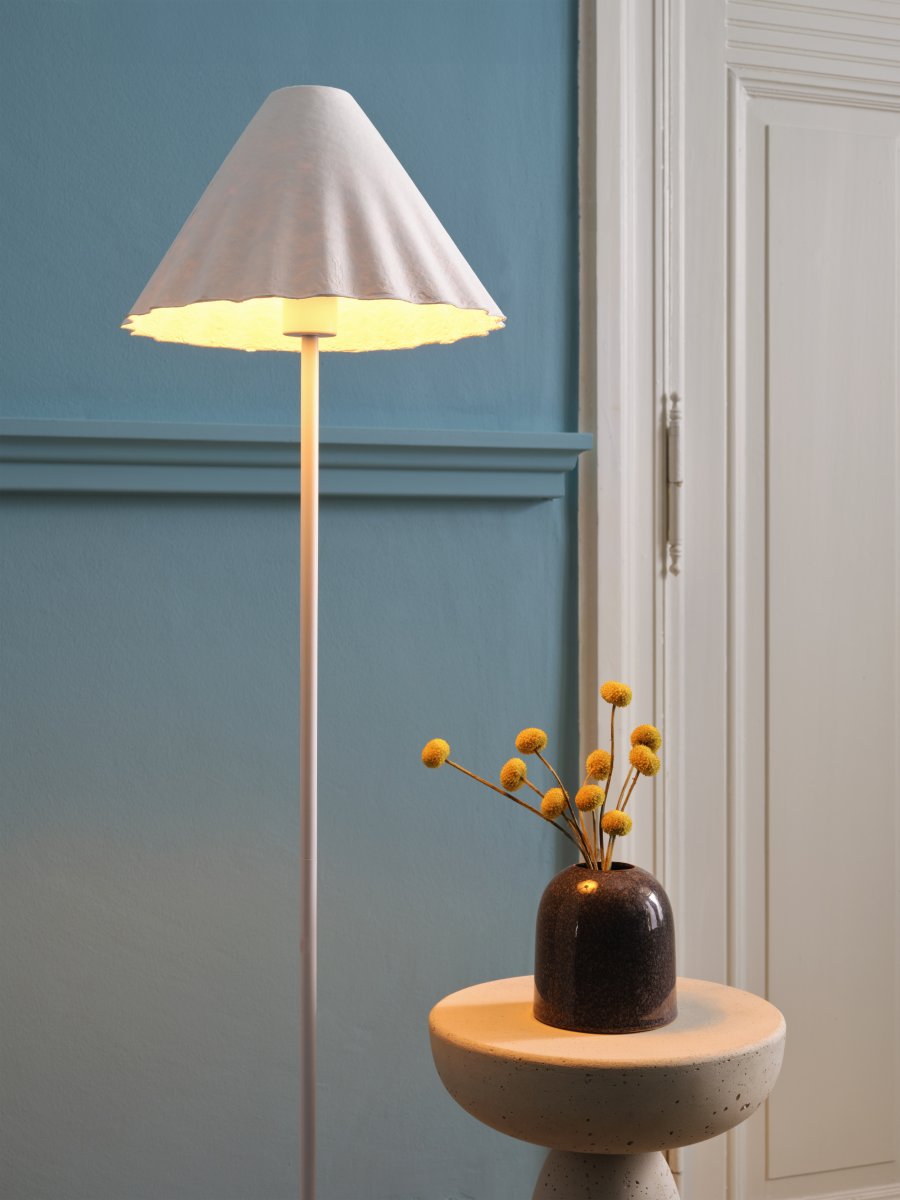Pulp Blanco lámpara de pie De Ledvance - La pantalla de papel decorativa garantiza una agradable distribución de la luz en la habitación.