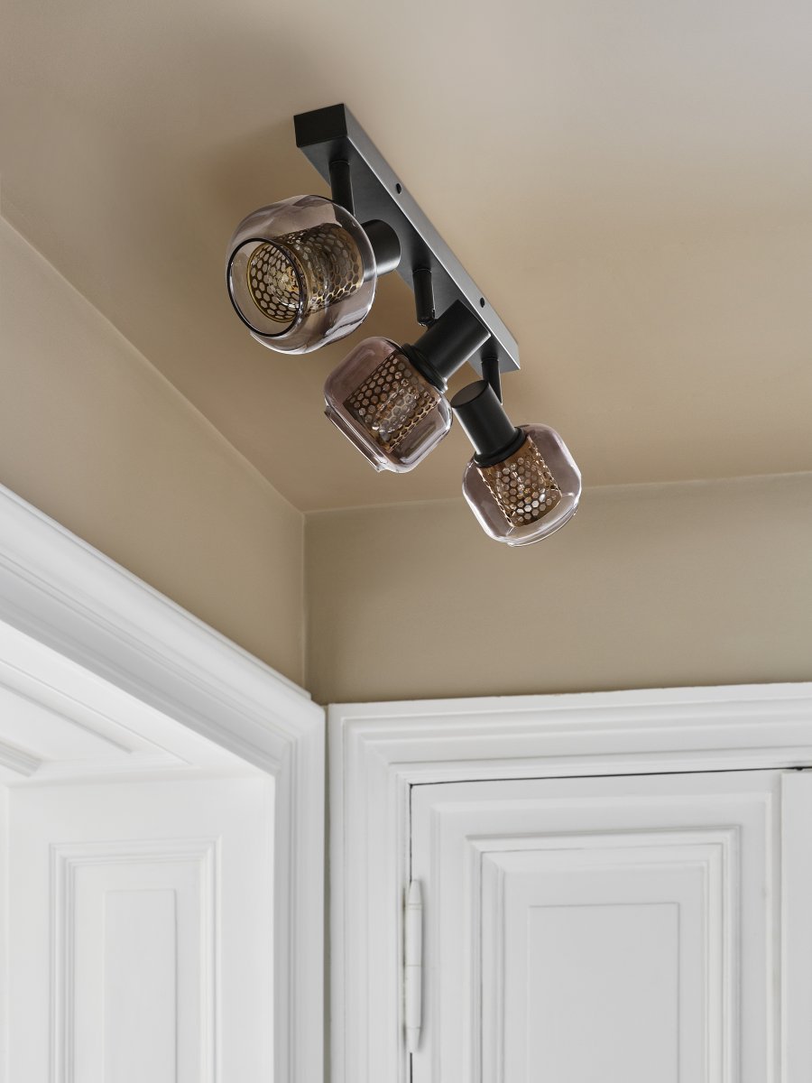 Firefly 3 Negro foco de techo De Ledvance - De r&ouml;rliga spotlightsen med sk&auml;rmar av gr&aring;tonat glas i kombination med de guldiga detaljh&ouml;ljet som omfamnar ljusk&auml;llorna bidrar med en elegans till rummet.