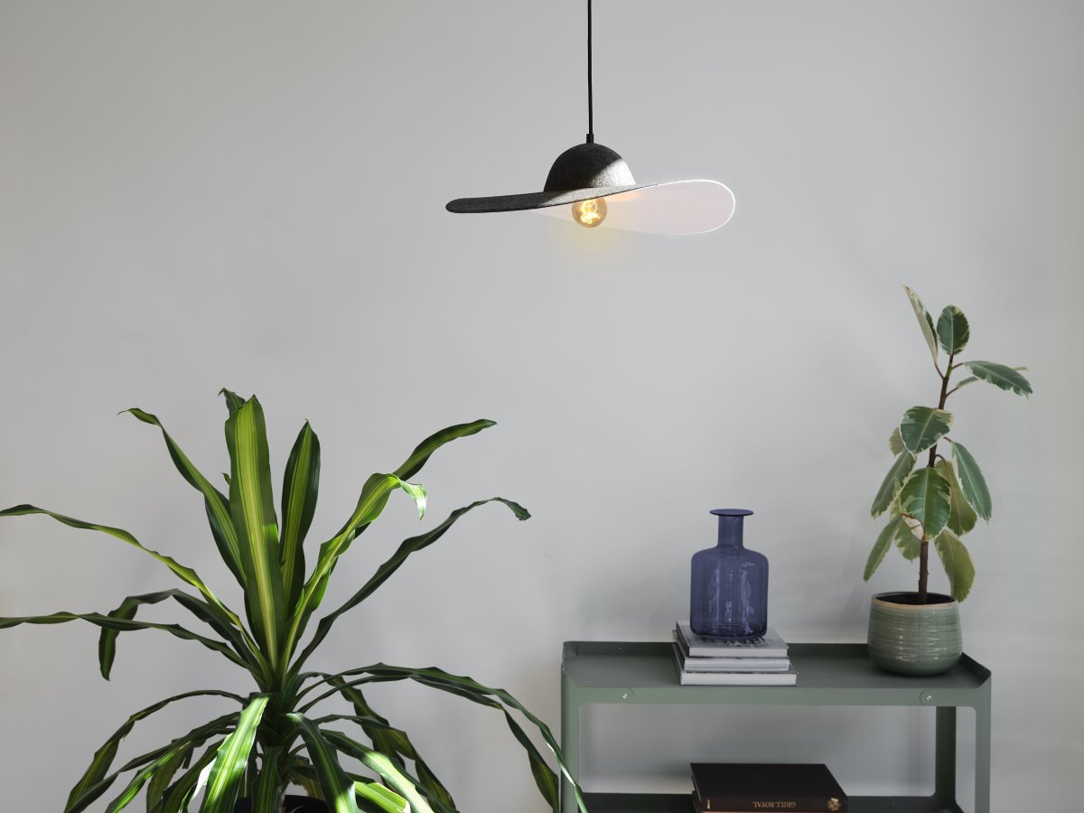 Felt Hat Ø50 Gris oscuro Lámpas de techo De Osram - Felt Hat &auml;r en vacker pendel med sk&auml;rm formad som en hatt gjord av filt, vilket ger en fin och varm ljusspridning i rummet.