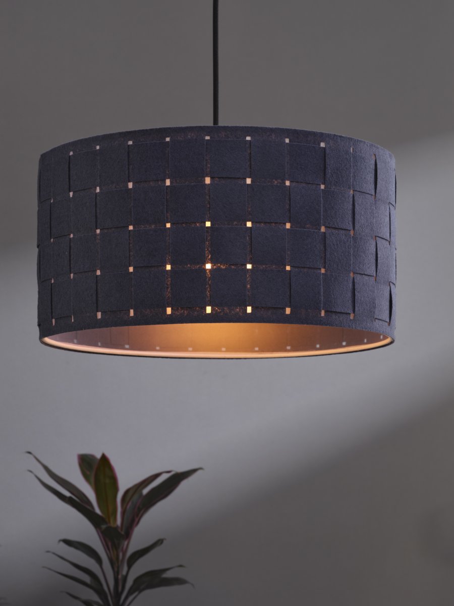 Felt Weaving Ø38 Gris oscuro Lámpas de techo De Ledvance - Dekorativ pendel med sk&auml;rm gjord av fl&auml;tad filt vilket ger en fin och varm ljusspridning i rummet.