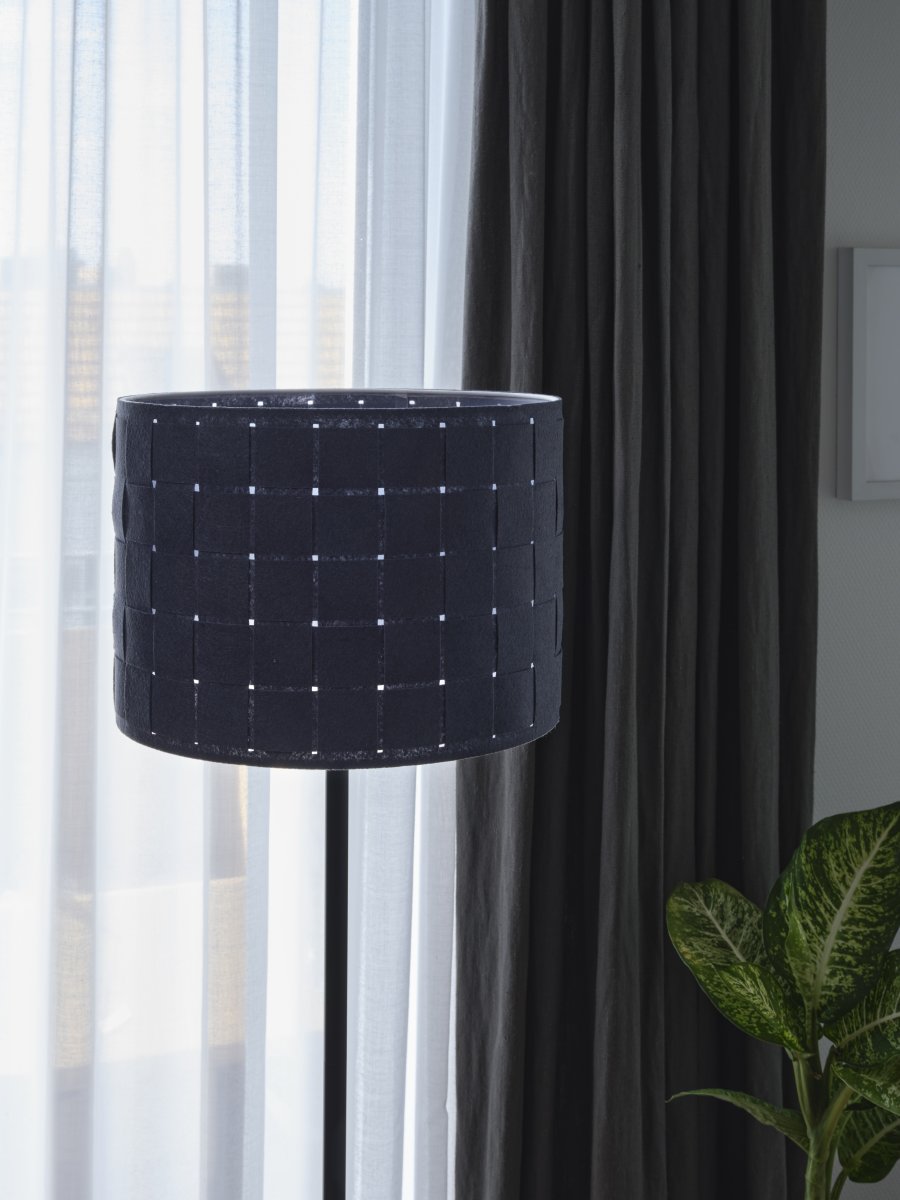 Felt Weaving Gris oscuro lámpara de pie De Osram - Dekorativ golvlampa med sk&auml;rm gjord av fl&auml;tad filt vilket ger en fin och varm ljusspridning i rummet.