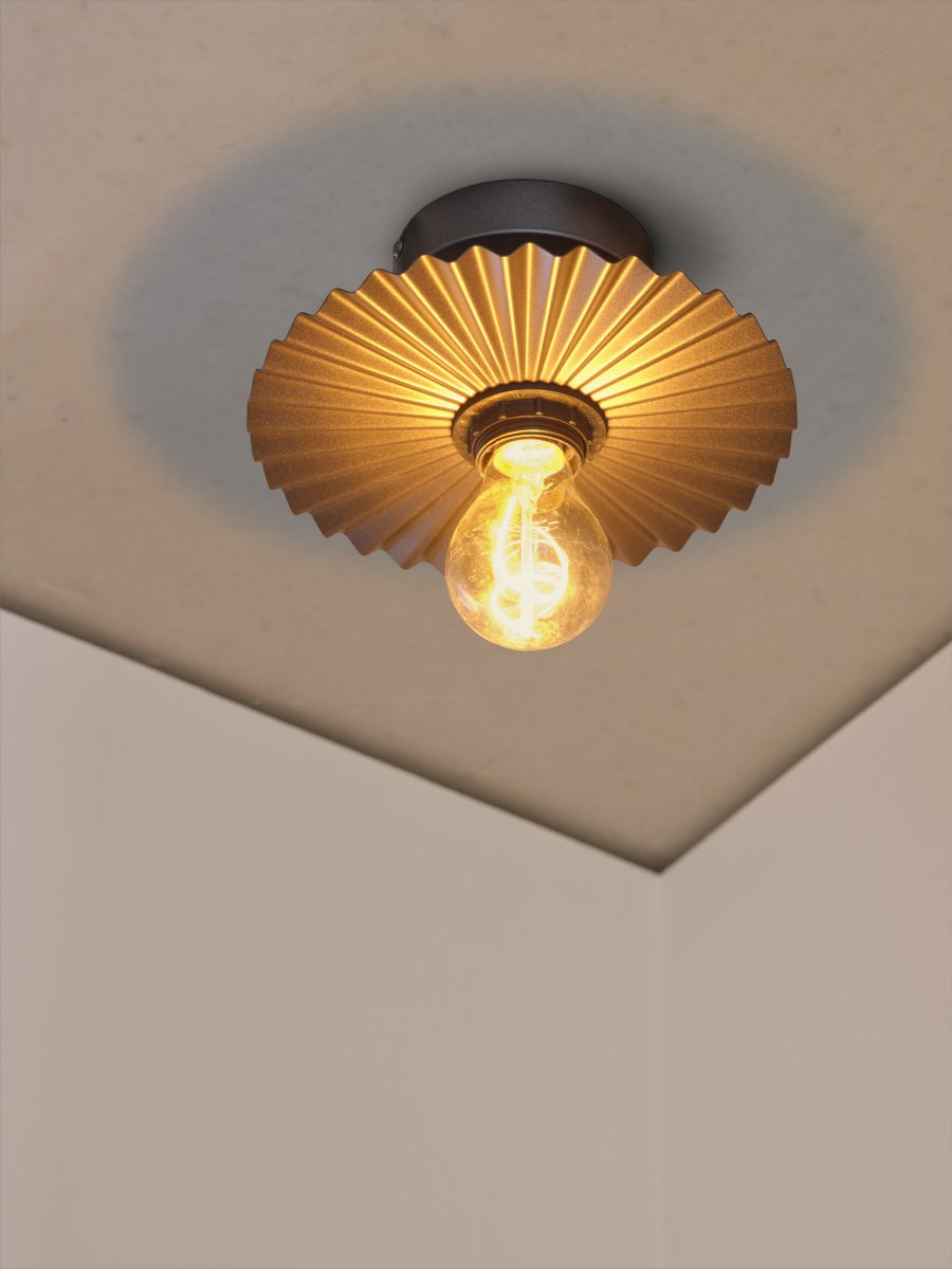 Plissee Ø20 Gris oscuro plafón De Osram - Den v&aring;giga sk&auml;rmen skapar ett vackert ljusspel i rummet n&auml;r lampan &auml;r t&auml;nd.