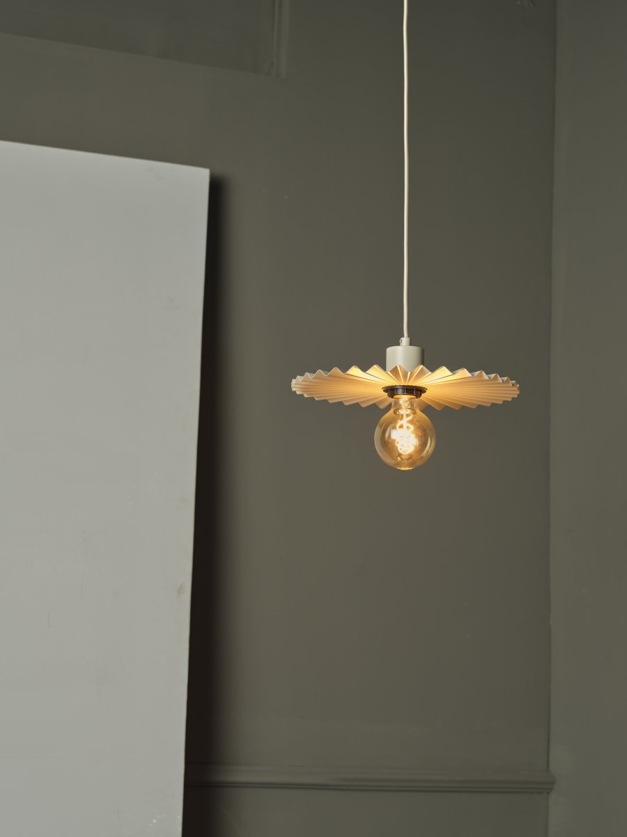 Plissee Ø30 Beige Lámpas de techo De Osram - Den v&aring;giga sk&auml;rmen skapar ett vackert ljusspel i rummet n&auml;r lampan &auml;r t&auml;nd.
