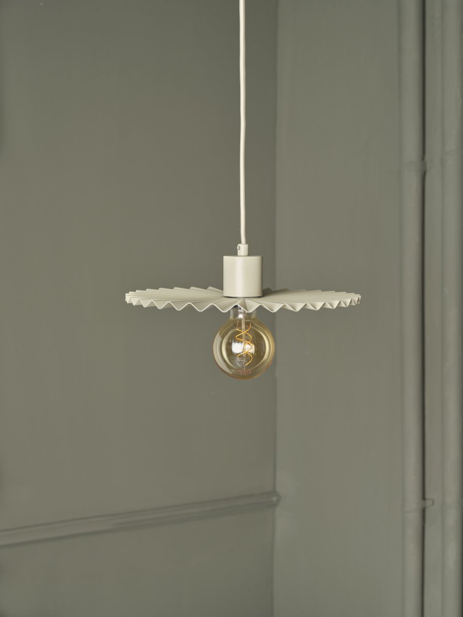 Plissee Ø30 Beige Lámpas de techo De Osram - Den v&aring;giga sk&auml;rmen skapar ett vackert ljusspel i rummet n&auml;r lampan &auml;r t&auml;nd.