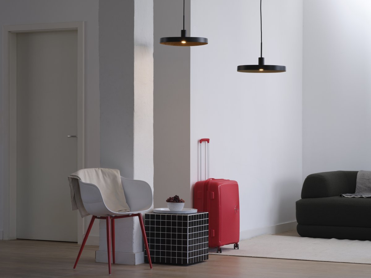 Plate Wood Ø40 Negro Lámpas de techo De Osram - Col&oacute;calo encima de la mesa del comedor o en la sala de estar.