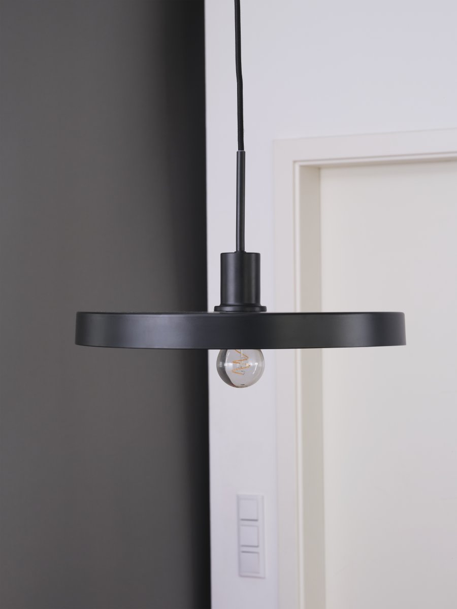 Plate Ø40 Negro Lámpas de techo De Osram - El interior de la pantalla es de color beige, lo que garantiza una distribuci&oacute;n de luz hermosa y brillante en la habitaci&oacute;n.