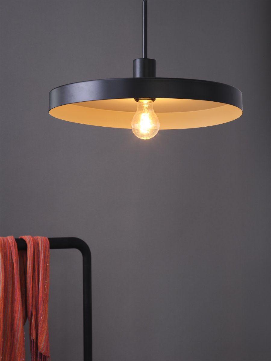 Plate Ø40 Negro Lámpas de techo De Osram - El interior de la pantalla es de color beige, lo que garantiza una distribuci&oacute;n de luz hermosa y brillante en la habitaci&oacute;n.