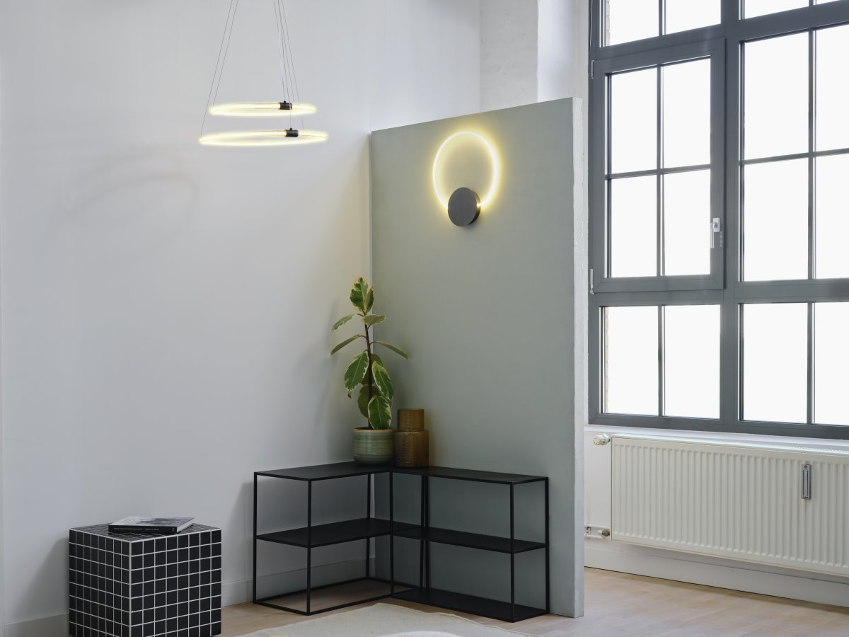 Aura Ø37 Negro lámpara de pared De Osram - Lampan har tv&aring; olika belysningspunkter med integrerad LED, en bakom v&auml;ggplattan och cirkeln.