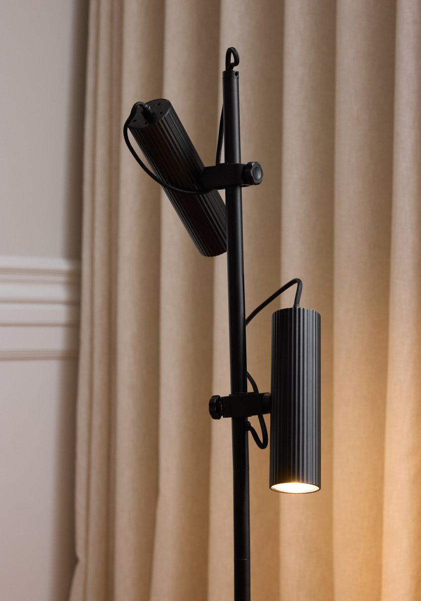 Drums Negro lámpara de pie De Ledvance - Viene con cable de 1,8 m, interruptor de encendido y enchufe.