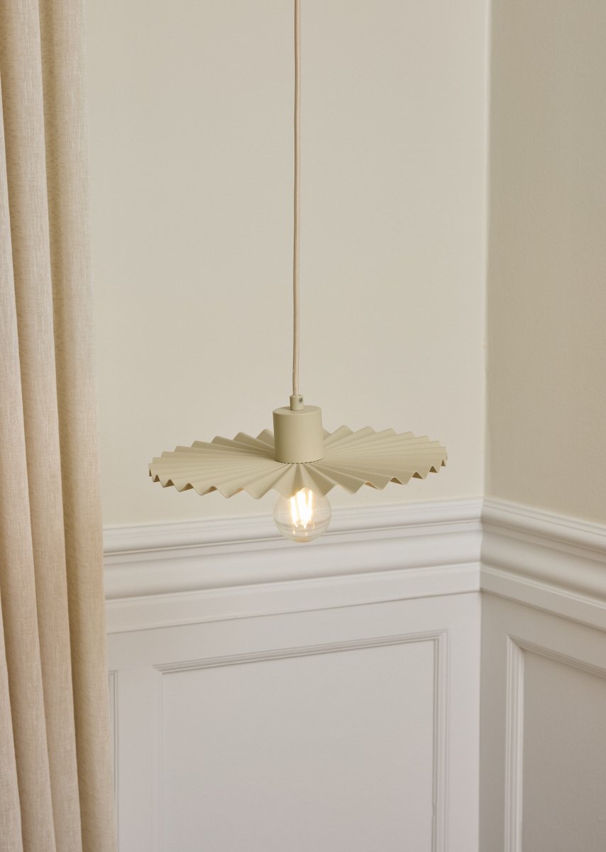 Plissee Ø30 Beige Lámpas de techo De Osram - Den v&aring;giga sk&auml;rmen skapar ett vackert ljusspel i rummet n&auml;r lampan &auml;r t&auml;nd.