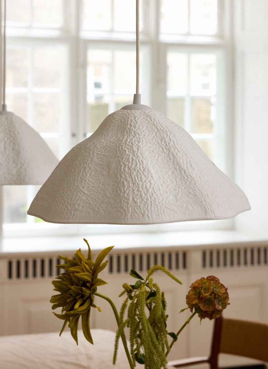 Lotus Leaf Ø40 Blanco Lámpas de techo De Osram - La pantalla de papel decorativa garantiza una hermosa difusi&oacute;n de la luz hacia abajo.